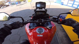 Helm abnehmen beim Bezahlen an der Tankstelle? | Piotrrr Moto