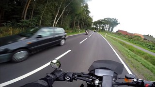 Motorradhelm auf, Hirn aus & Gott-Modus an | Piotrrr Moto